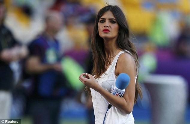 Sara Carbonero, bạn gái Iker Casillas vẫn lang thang trên sân.